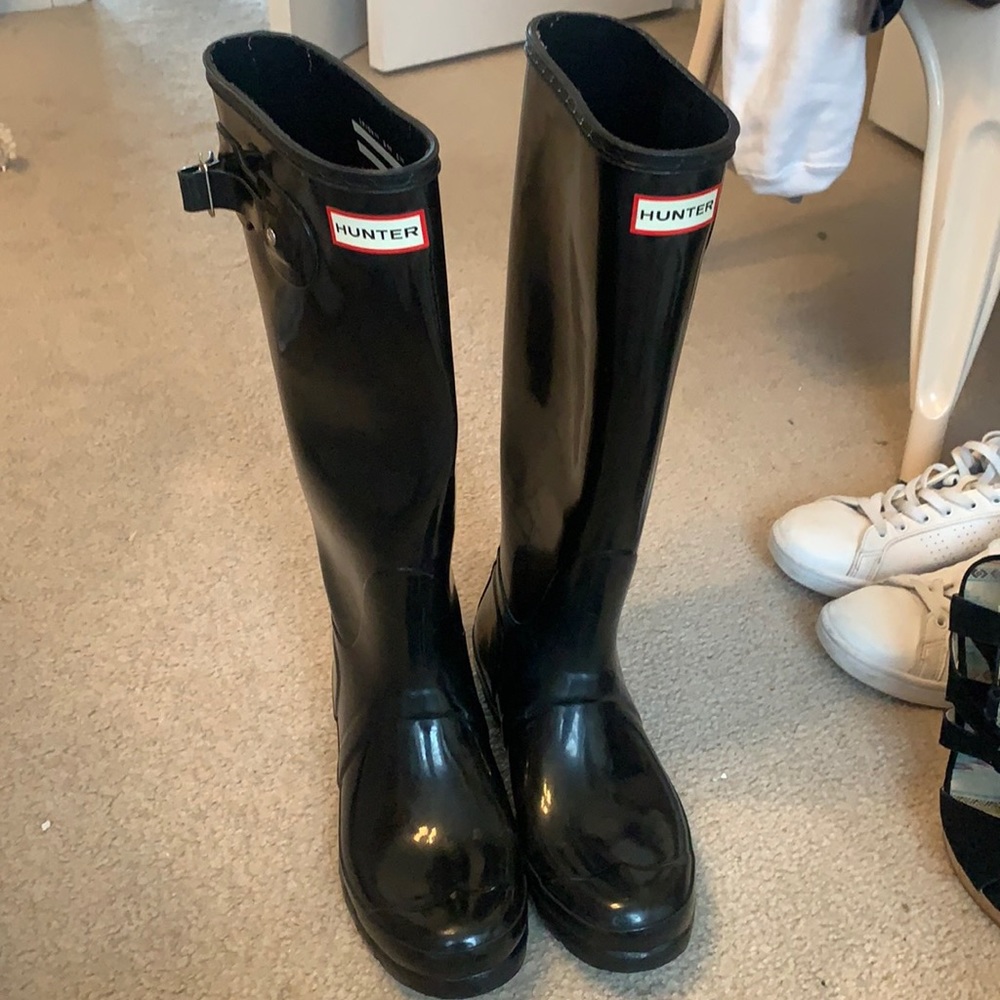 woman’s black hunter boots; size 9; fairly used(i’m good condition)